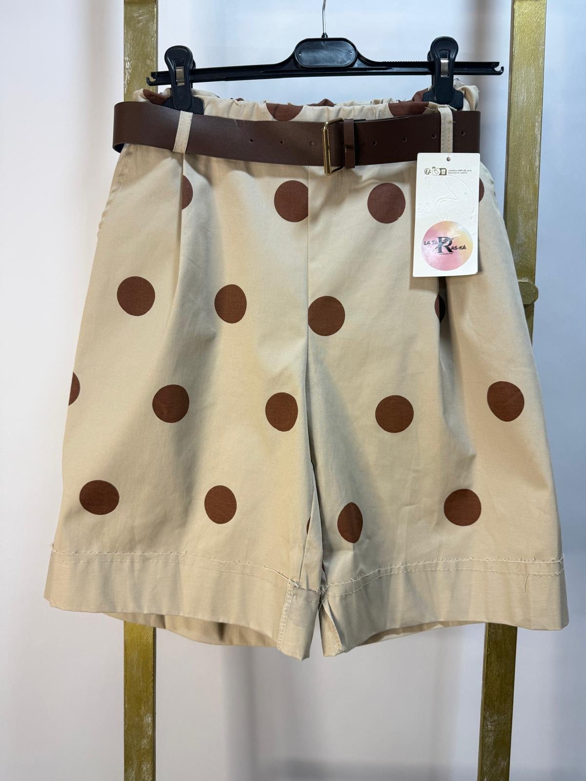 Short Beige con Lunares y Cinturón