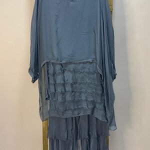 Conjunto de gasa azul con capas