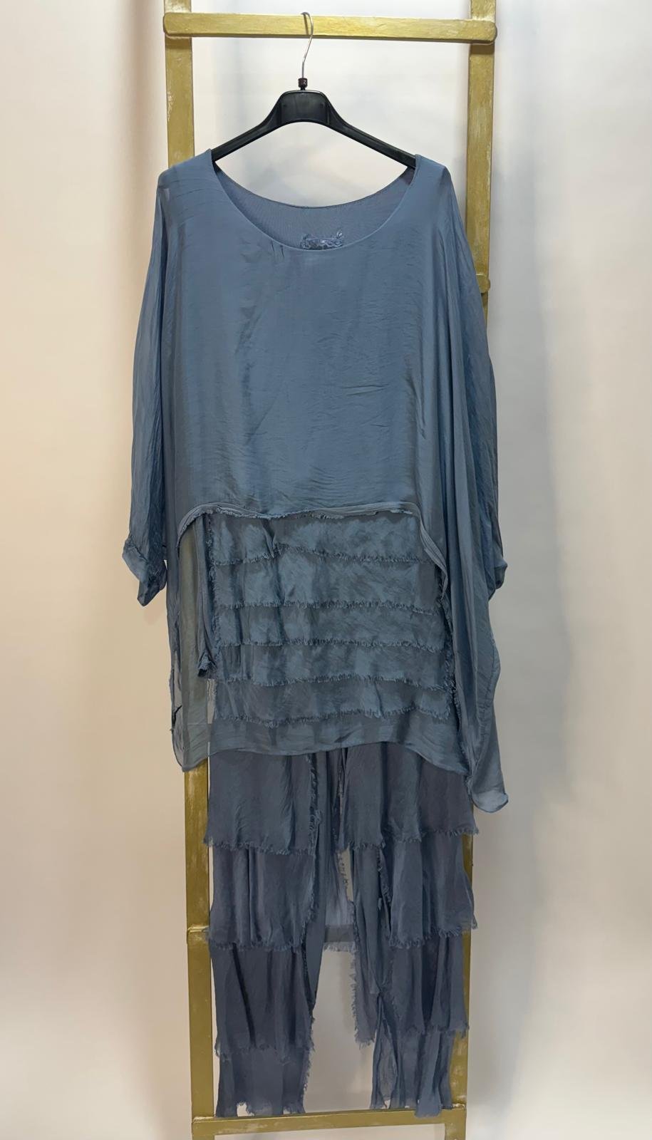 Conjunto de gasa azul con capas