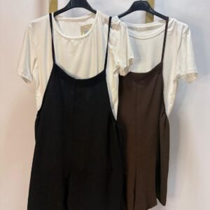 Mono corto con camiseta blanca
