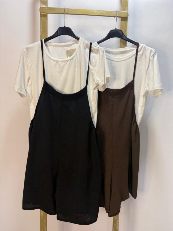 Mono corto con camiseta blanca