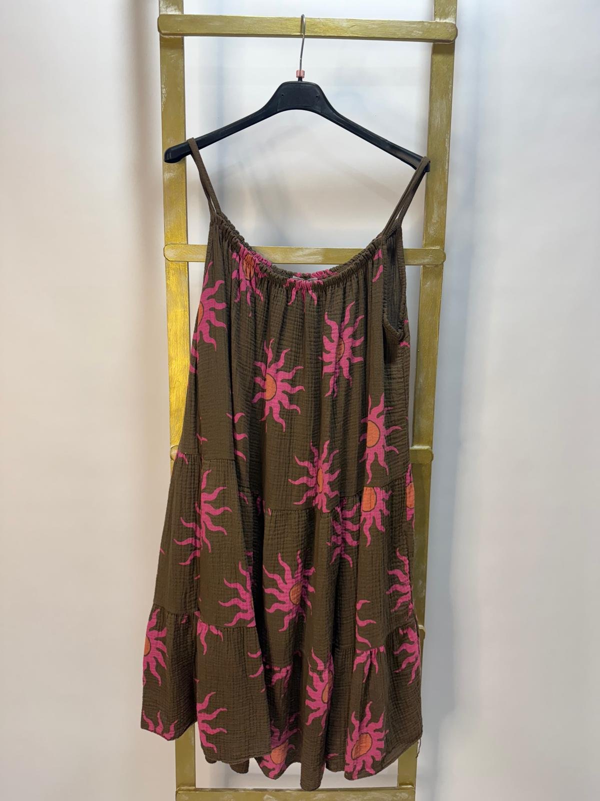 Vestido de tirantes con estampado de soles