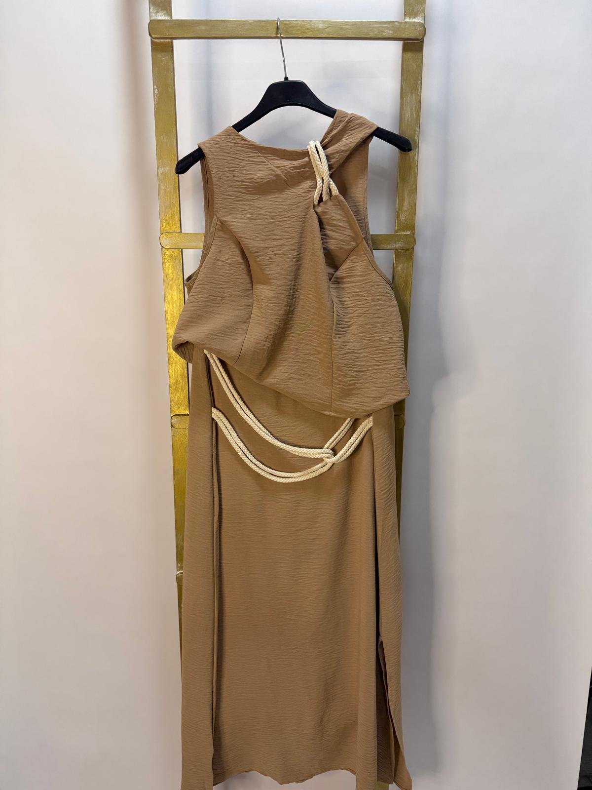 Vestido largo camel con lazo de cuerda