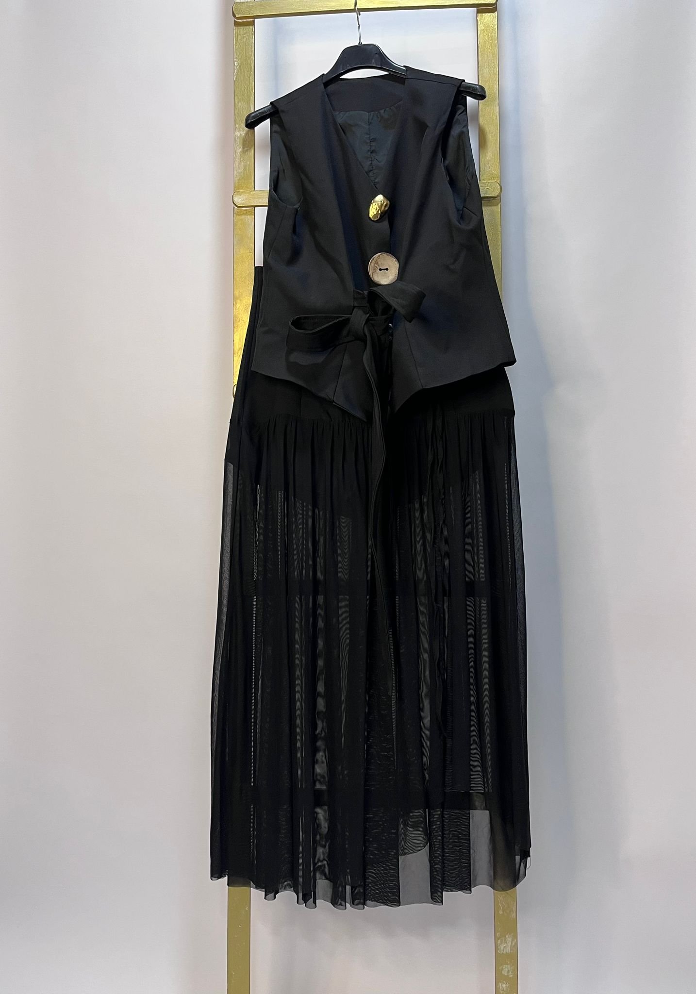 Conjunto negro con chaleco y falda de tul