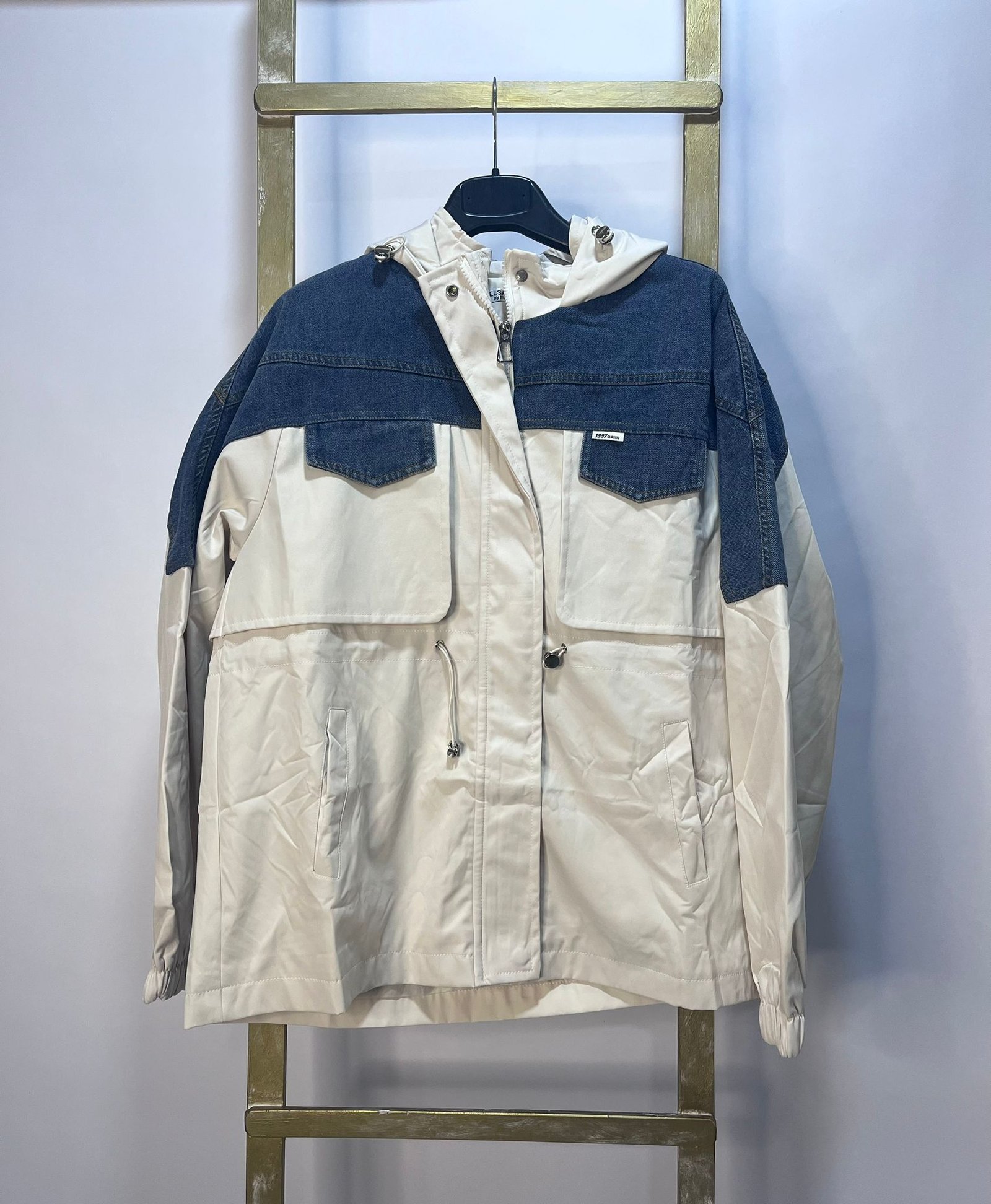 Chaqueta combinada con capucha