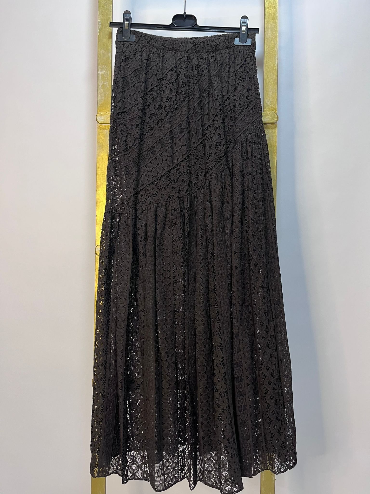 Falda midi de encaje negro