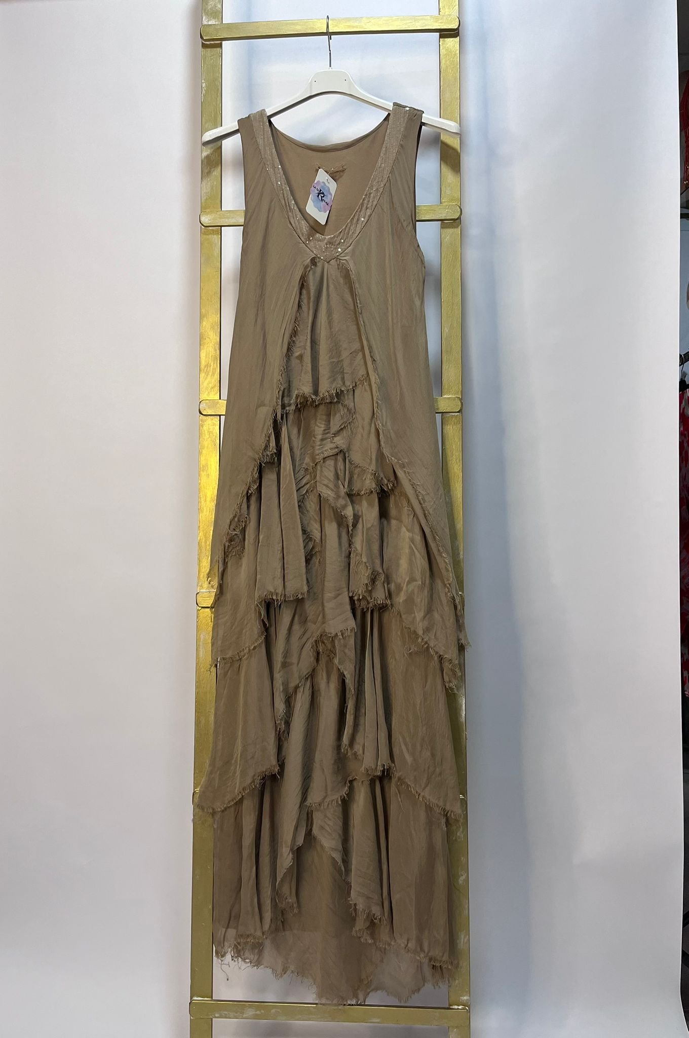 Vestido largo con volantes deshilachados