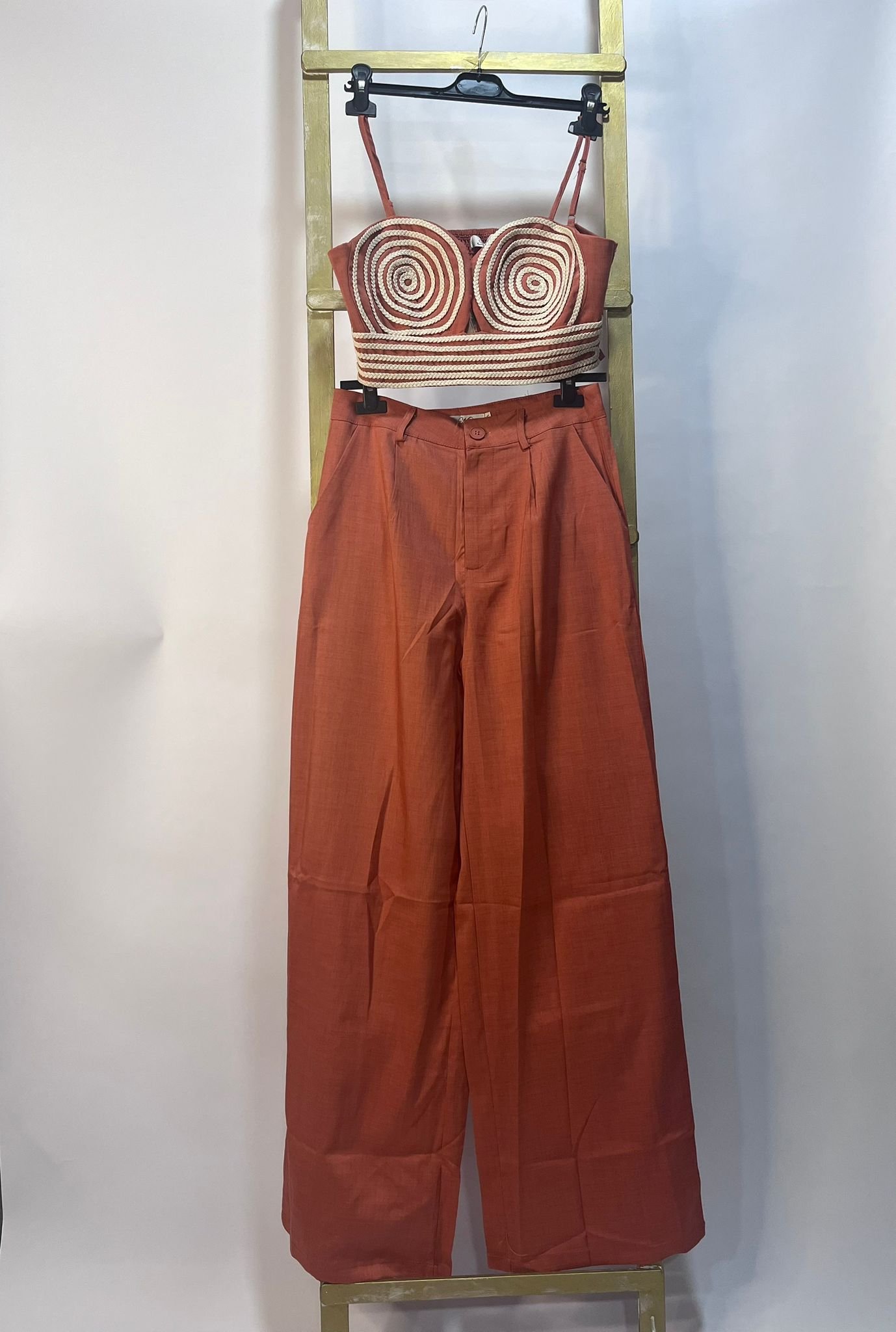 Conjunto crop top y pantalón palazzo