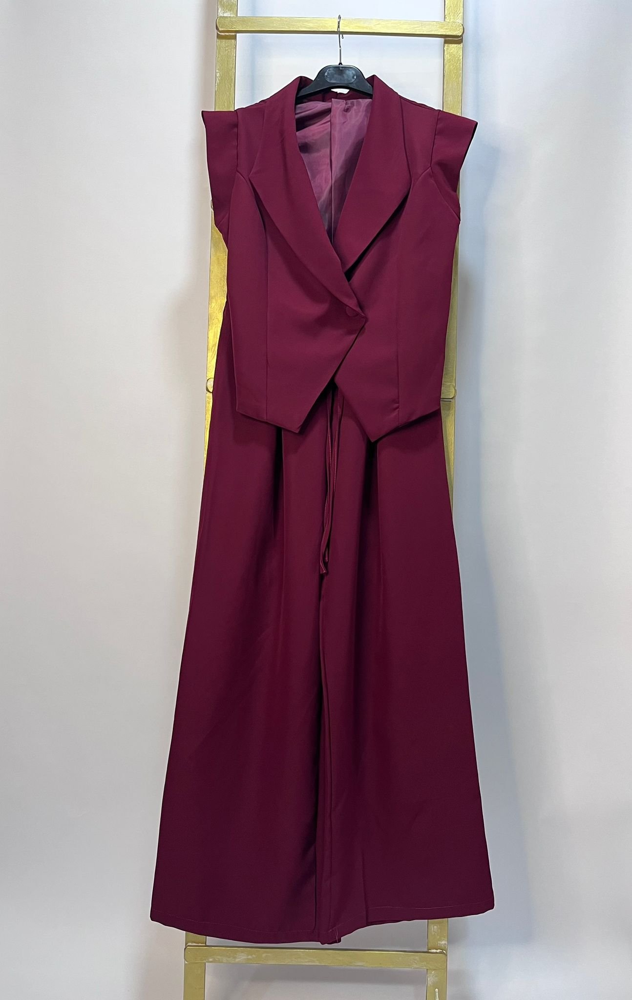 Conjunto sastre color vino