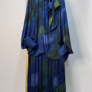 3 Conjunto satinado azul con falda plisada