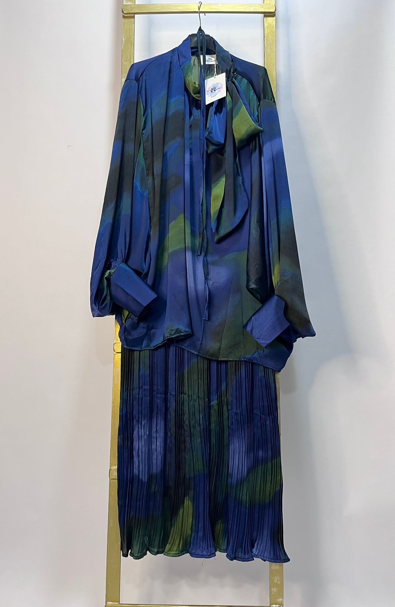 Conjunto satinado azul con falda plisada