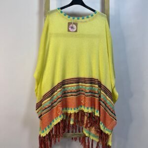 Poncho oversize con flecos
