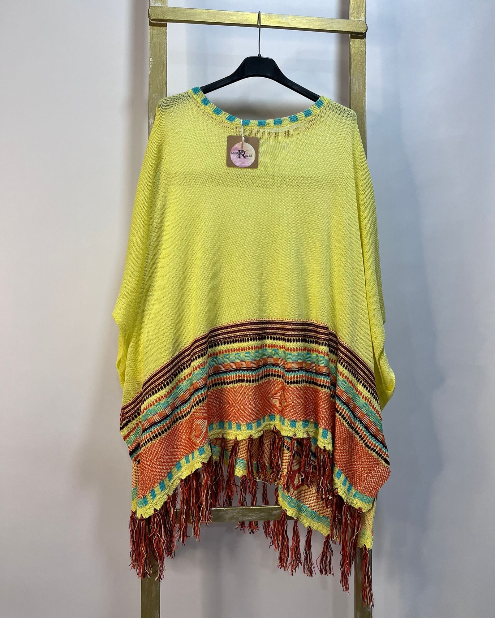 Poncho oversize con flecos