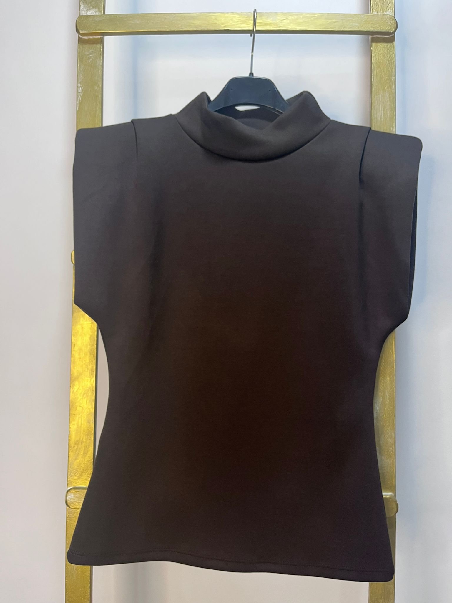 Blusa sin mangas cuello alto