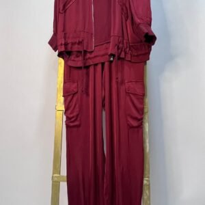 conjut Chaqueta bomber satinada en color vino