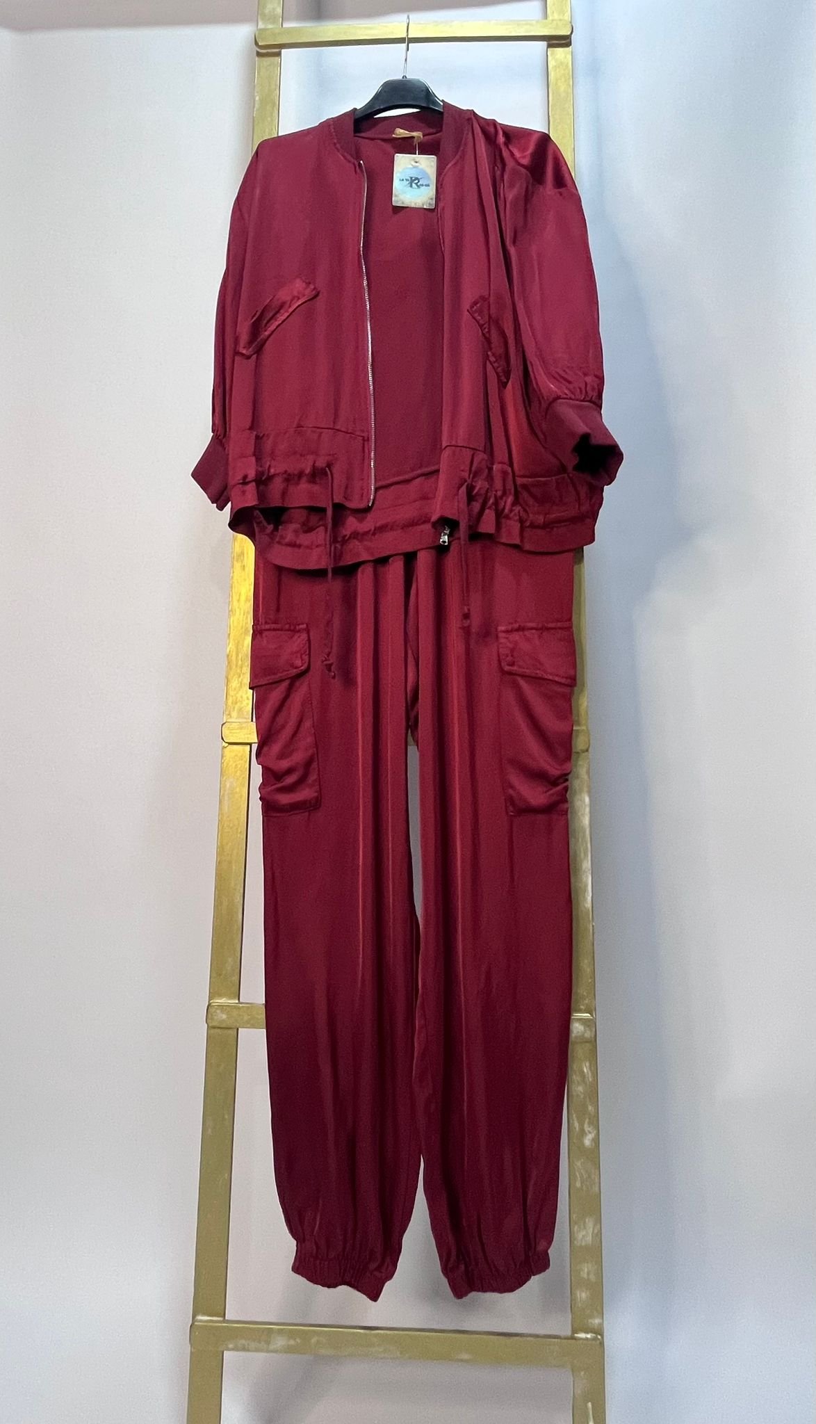 Pantalón cargo satinado color vino