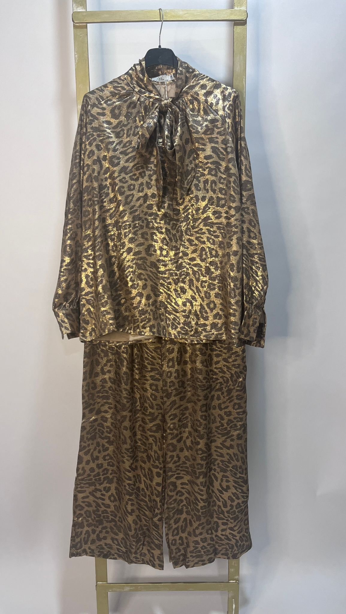 Conjunto animal print dorado