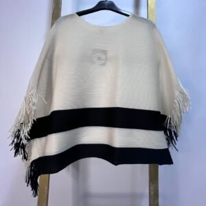 1 Poncho oversize franjas blanco y negro