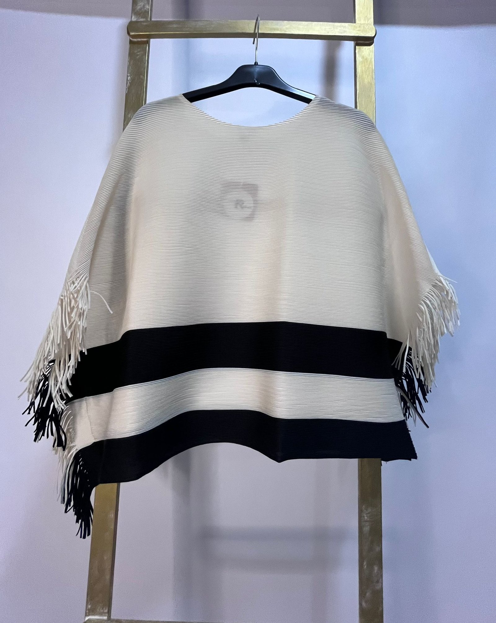 Poncho oversize franjas blanco y negro