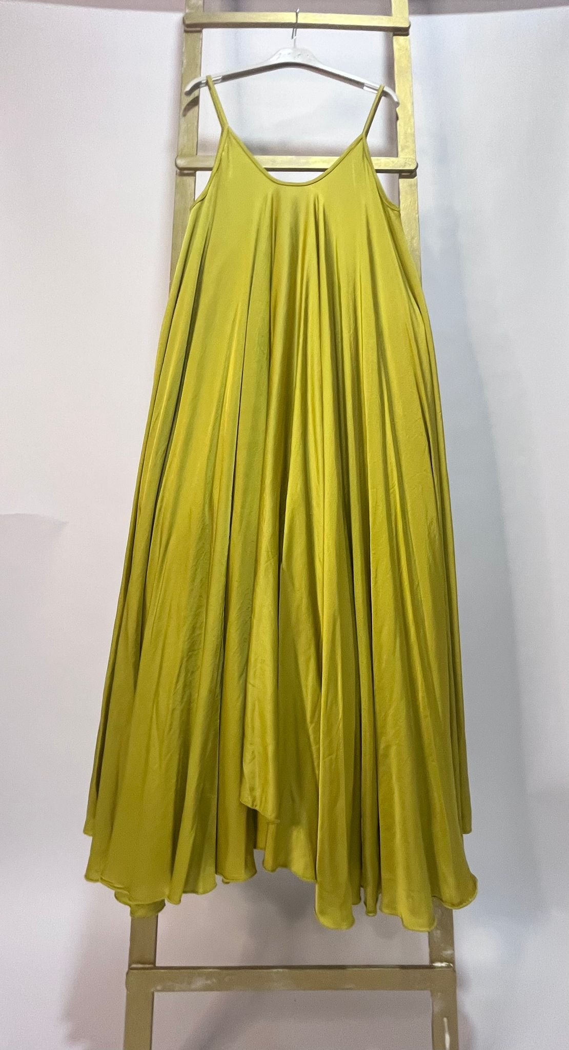 Vestido amplio de tirantes en verde lima